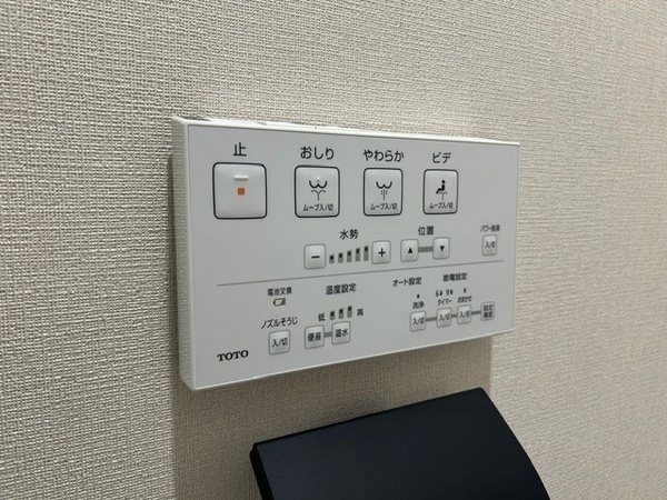 ワンタッチでウォシュレットや便座の温度を操作できる温水式洗浄暖房便座を採用しております。
