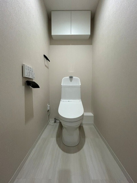 清潔感のあるトイレは、消耗品が収納できる吊戸棚付きで便利です。