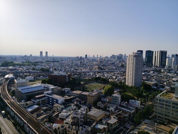 下神明・戸越方面の眺望。しながわ中央公園や戸越公園・文庫の森など、ところどころに緑を感じます。