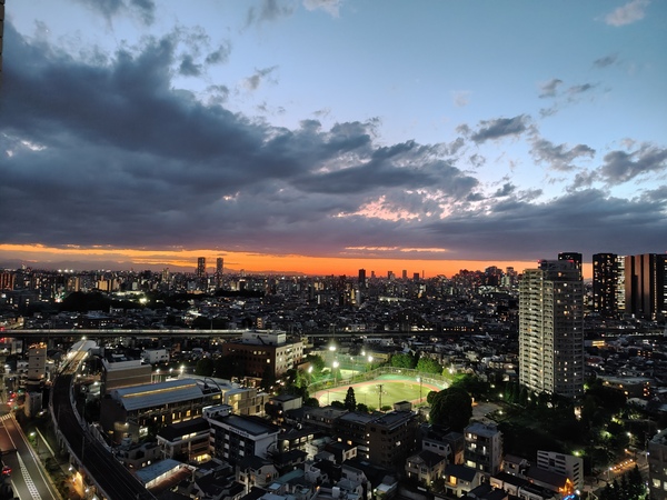 下神明・戸越方面の眺望。日の入りの時間帯には、夕焼けとビル群を眺めることができます。