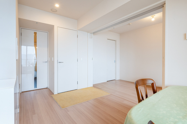 ウォールドアを採用。戸を開けることでリビングから洋室へとひと続きの開放的な空間に。