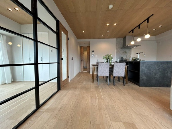 リビングに隣接した洋室は閉じれば独立した部屋となり、臨機応変に使えるのがポイント！