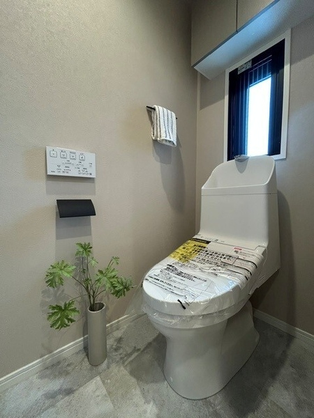 清潔感のあるトイレは、消耗品が収納できる吊戸棚付きで便利です。