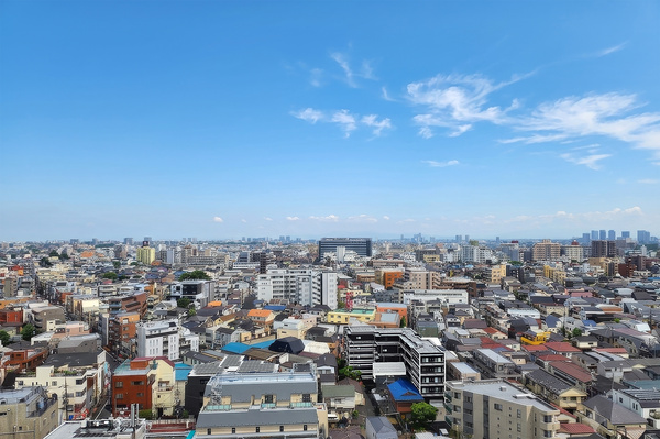 バルコニーから見た南向きの眺望 周辺に高い建物が少なく、開放的な眺望が広がっております。