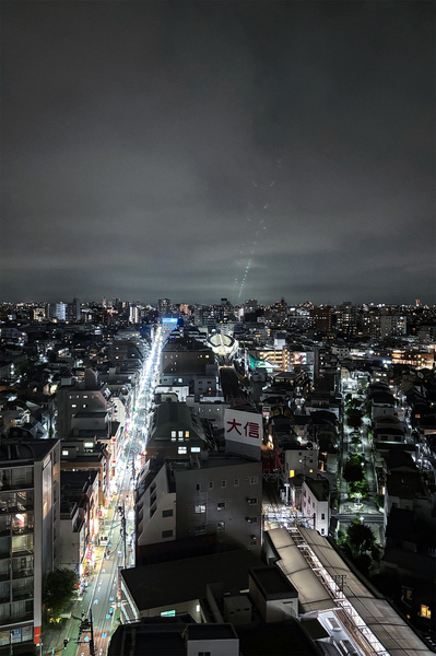 西向きの眺望。住宅街でありながらも商店街の明るい光が安心感を与えます。