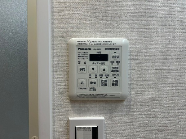 浴室内を乾燥させられるだけでなく、雨の日のお洗濯にも便利な浴室乾燥機付。