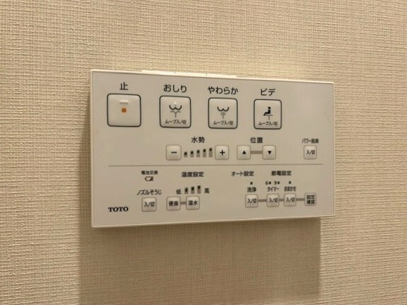 ワンタッチでウォシュレットや便座の温度を操作できる温水式洗浄暖房便座を採用しております。
