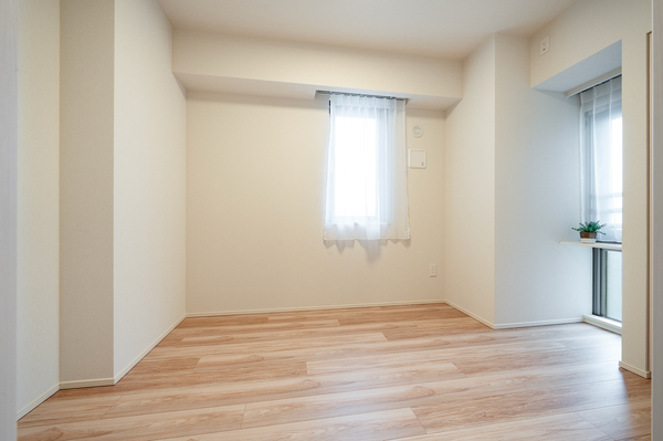 約５．０帖の洋室。お部屋には程よく採光がはいり、過ごしやすい居住空間です。