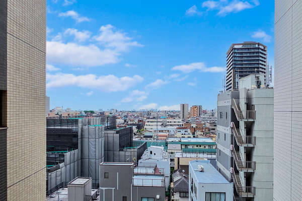 バルコニーから外を見渡すと気持ちのいい景色が広がります。日当たり良好♪