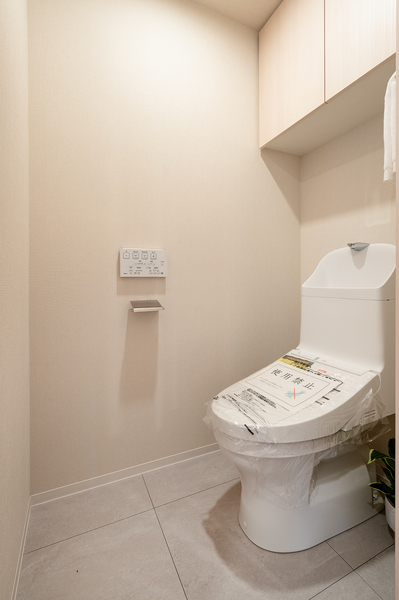 清潔感のあるトイレは、ウォシュレットを採用。 吊戸棚には消耗品が収納できて便利です。