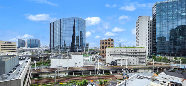８階部分、角住戸ならではのパノラマビューをお楽しみいただけます。