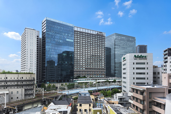 大崎駅方面の眺望。オフィスビルや生活に便利な商業施設が建ち並ぶ景色が望めます。