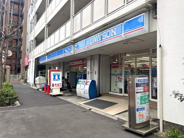 物件から「ローソン大崎店」まで約７０ｍ、徒歩１分の距離。