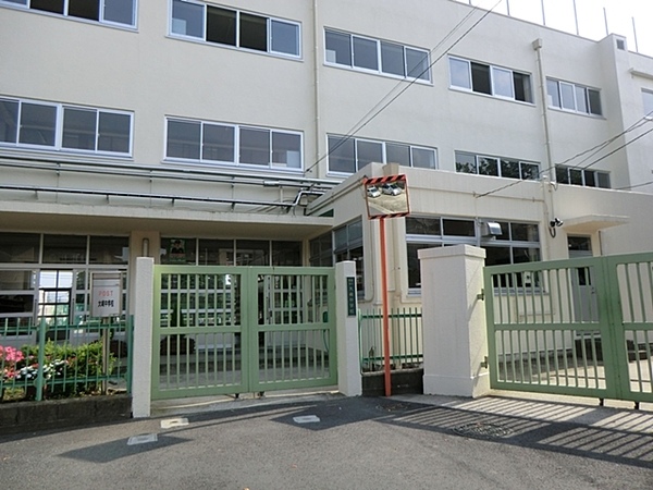 物件から「品川区立大崎中学校」まで約１２１０ｍ、徒歩１６分の距離。