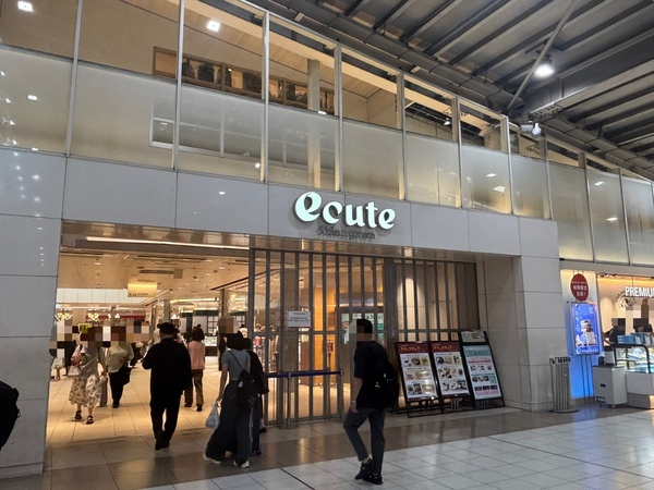 物件から「エキュート品川」まで約９４０ｍ、徒歩１２分の距離です。