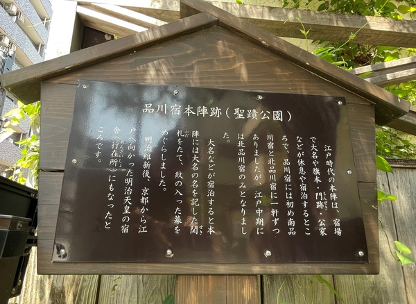 歴史ある街並みを散策しながら買い物や食事を楽しめる住環境です。
