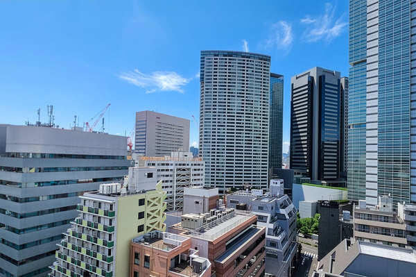 都心方面の眺望。オフィスビルや生活に便利な商業施設が建ち並ぶ景色が望めます。