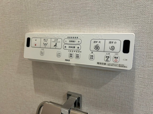ワンタッチで操作できる温水式洗浄暖房便座を採用しております。
