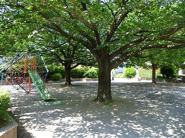 物件から「やまなか公園」まで約２９０ｍ、徒歩４分の距離です。