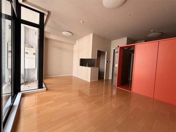 リビング１面にハイサッシの窓があるため、部屋が明るい印象に！