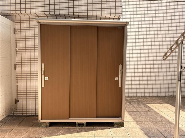 テラスにある収納庫には季節物など様々な収納が出来ます。