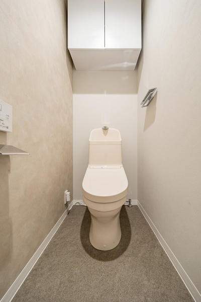 清潔感のあるトイレは、温水洗浄便座採用。