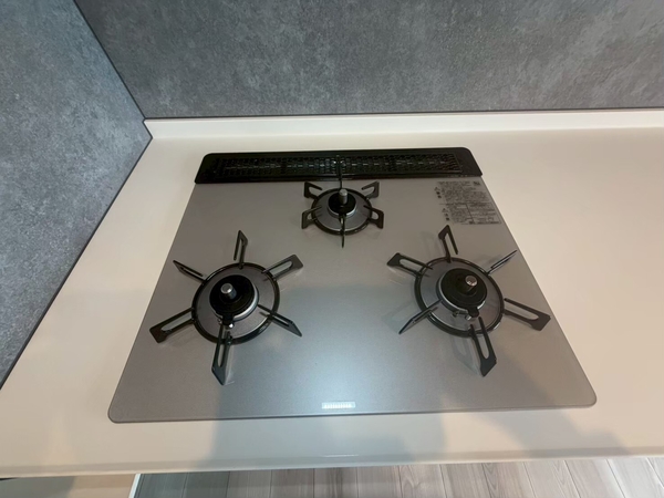 料理効率に優れる３口コンロを採用しています。