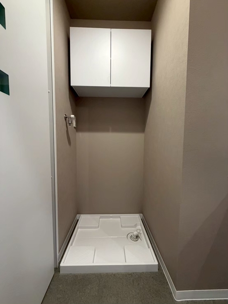 洗面室の洗濯置場上部には、吊戸棚収納がございます。