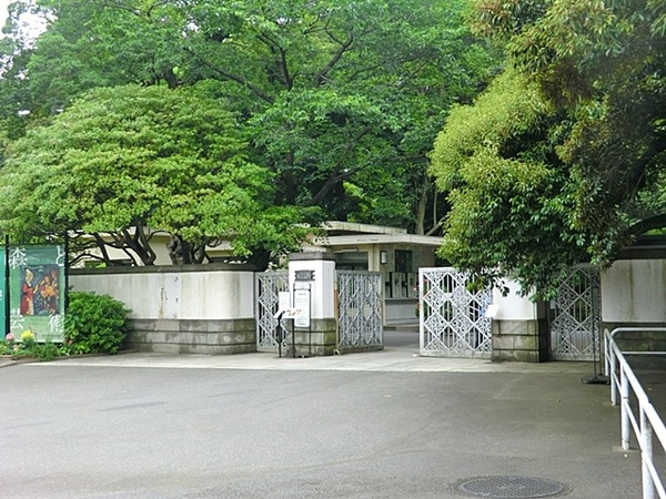 物件から「国立科学博物館附属自然教育園」まで約５６０ｍ、徒歩７分の距離。