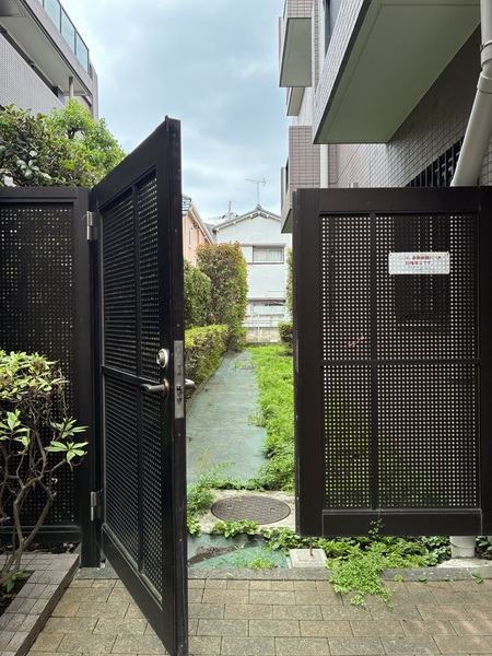 メインエントランスだけでなく、専用庭出入口もございます。
