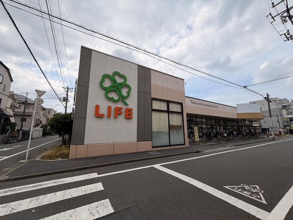 物件から徒歩２分の「ライフ鵜の木店」