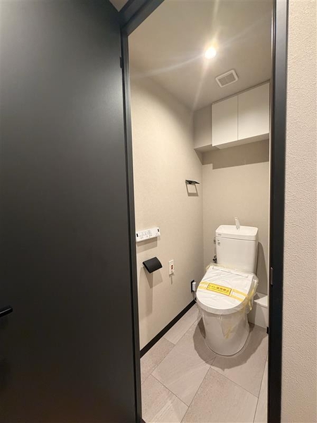 吊戸棚の付いたトイレ