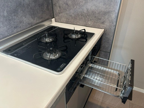システムキッチンには料理効率に優れるグリル付３口コンロを採用しており、料理の幅を拡げてくれます。