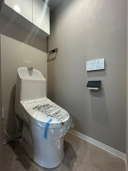清潔感のあるトイレは、消耗品が収納できる吊戸棚付きで便利です。