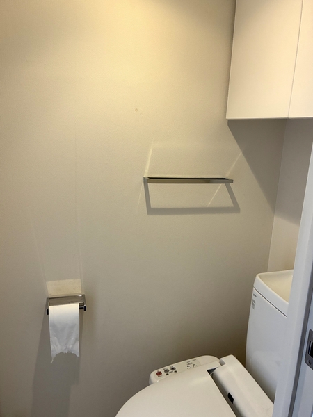 清潔感のあるトイレは、温水洗浄便座採用。