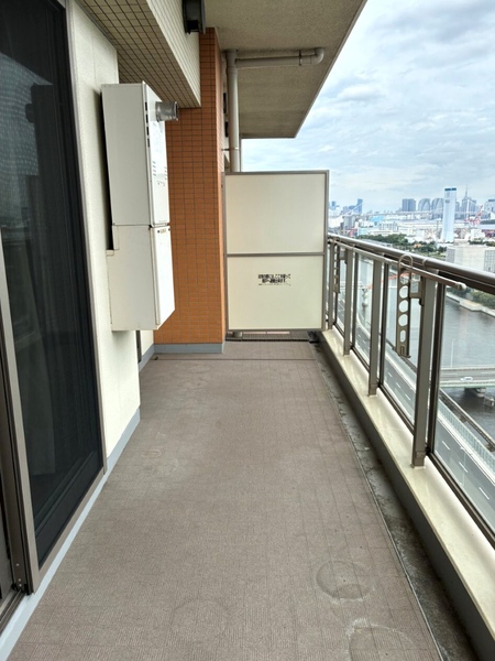 バルコニーからお部屋に採光が入り、過ごしやすい居住空間に。