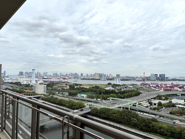 レインボーブリッジ・お台場方面の眺望です。日中だけでなく、夜景もお楽しみいただけます。