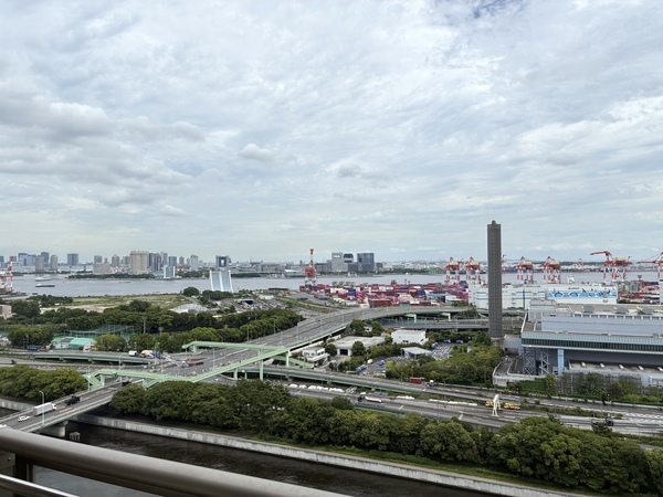 バルコニーから外を見渡すと京浜運河方面の開放感ある眺望が広がります。