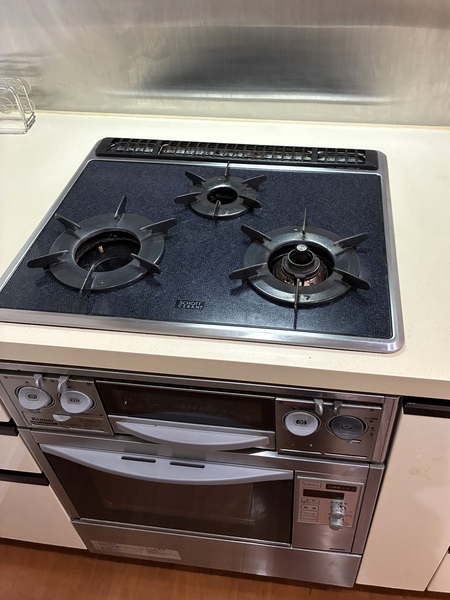 ３口コンロで料理の幅を拡げてくれる使いやすいシステムキッチンを採用。