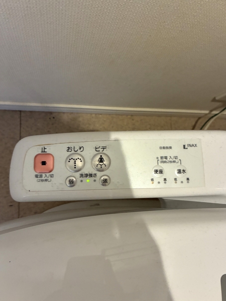 ワンタッチで洗浄機能や便座の温度を操作できる温水洗浄暖房便座を採用しております。
