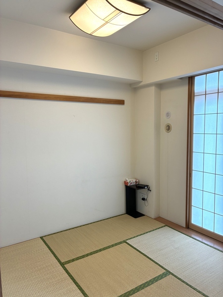 和室約５．０帖はリビングに隣接しており、引き戸を開けば広い空間、閉じれば独立した部屋になります。