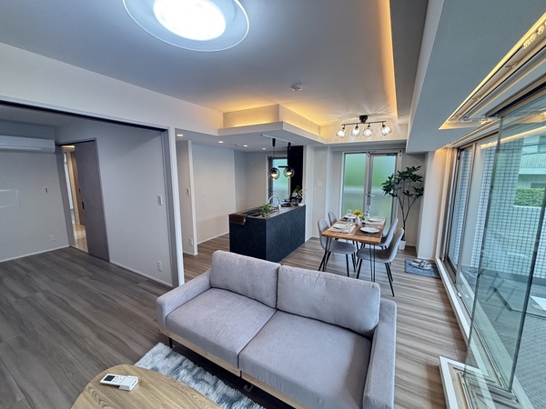 洋室約６帖のお部屋のドアを開けると、更に広々空間に。