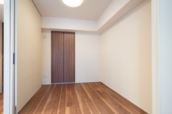 ＬＤに隣接した洋室約４帖。引き戸を開けば広い空間、閉じれば独立した部屋ができ、臨機応変に使えます。