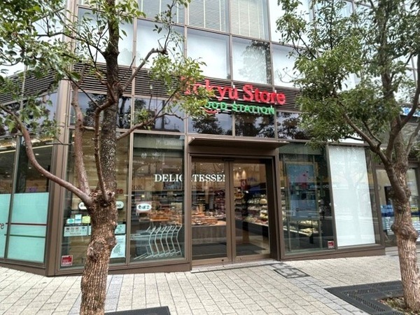 物件から「東急ストア戸越公園店」まで約３６０ｍ、徒歩５分の距離。