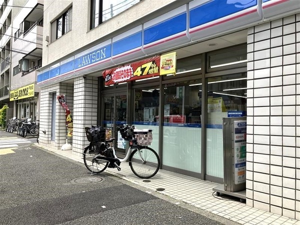 物件から「ローソン戸越四丁目店」まで約２２０ｍ、徒歩３分の距離。