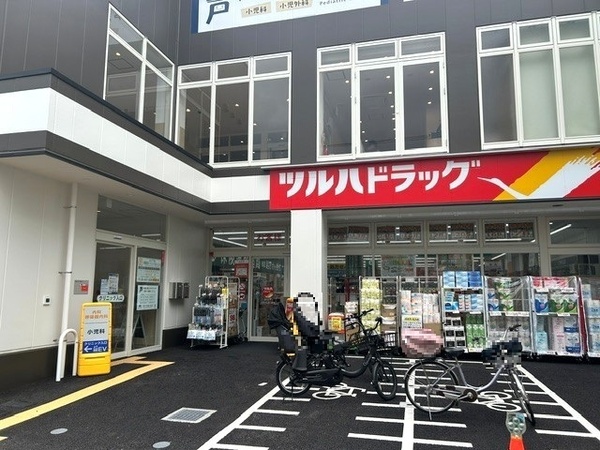 物件から「ツルハドラッグ戸越公園中央店」まで約１７０ｍ、徒歩３分の距離。