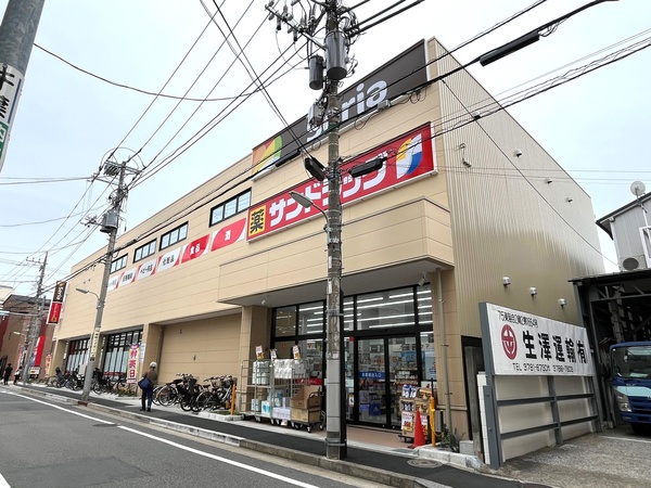 物件から「サンドラッグ戸越公園店」「セリアサンドラッグ戸越公園店」まで約３４０ｍ、徒歩５分の距離。