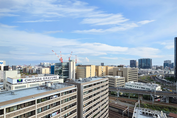 南東方面の眺望。 近隣の企業のビルが建ち並ぶ景色が望めます。