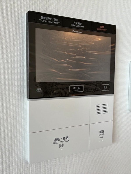 ボタンを押すだけで通話ができる便利さと、受話器のないすっきりしたデザインが魅力です。