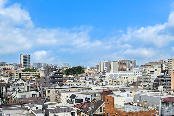 バルコニーからの眺望。遮る建物がなく、気持ちの良い景色が広がります。